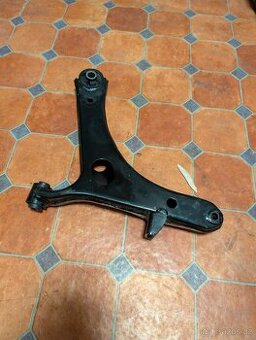 Subaru Legacy 2005-2009: Přední rameno (pravé)