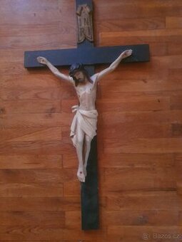 Celodřevený starozitný kříž