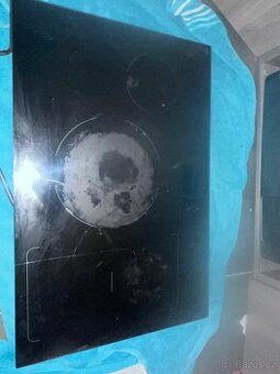 Prasklá indukční deska