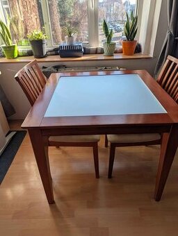 Dřevěný stůl se skleněným středem 90×90 + 2 židle + doplňky
