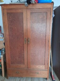 Decentně krásná starožitná šatní skříň