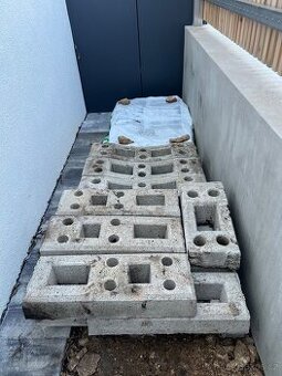 Betonové patky pro plotová pole