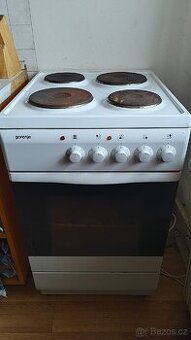 Starý indukční sporák s troubou