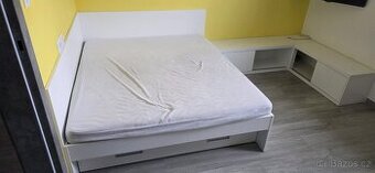 Postel + matrace, skříňky