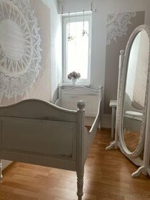 Starožitná postel, zrcadlo, stolička