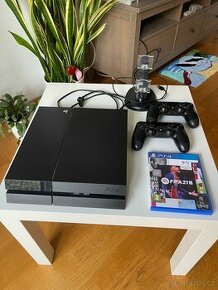 PlayStation 4 [PS4], dva ovladače, FIFA 21, stojánek