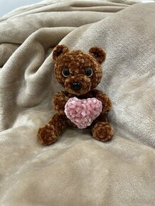 háčkované hračky Plyšový medvídek аmigurumi se srdcem - 1