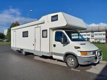 Obytný automobil pro 5 osob se zakázkovou nástavbou