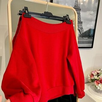 Červená mikina zakoupená v H&M