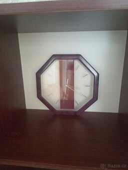 Prodám nástěnné analogové hodiny