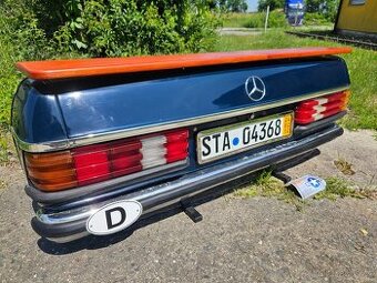 Mercedes stolek pod TV