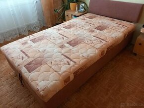 Postel s úložným prostorem