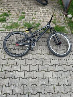 Slopestyle dirt kolo dartmoor shine pro 21