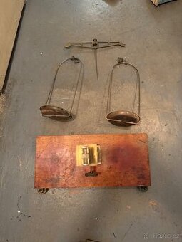 Stará laboratorní váha lékárnická misková