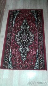 Retro - koberec,garnýž,zrcadlo,věšáky,poličky,žaluzie,sáňky