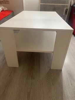 Bíly konferenční stůl