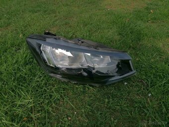 Přední pravé světlo VW Caddy MK. 3 2.facelift