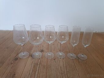 Skleničky na bílé, červené víno a sekt pro dva
