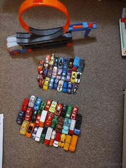 Hot wheels a další autíčka