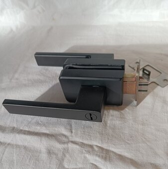 Klika dveřní se západkou- černá -nová