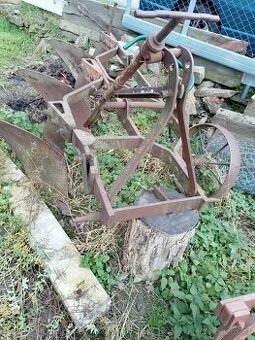 Tříradličný pluh