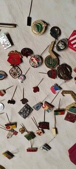 Různé odznaky