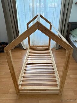 Dětská domečková postel