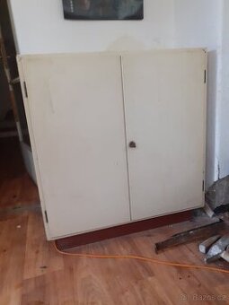 Dřevěná skříňka