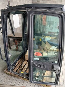 Lehce poškozená kabina bagru Kubota U56-5