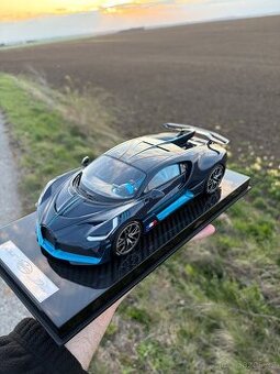 1:18 / Bugatti Divo blue carbon