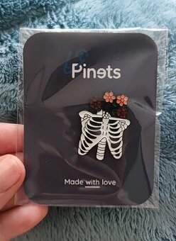 Pin kostra a květiny