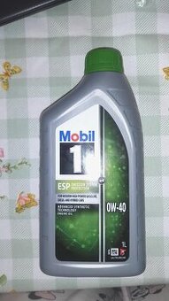Motorový olej značky Mobil 1 0W-40 zelený