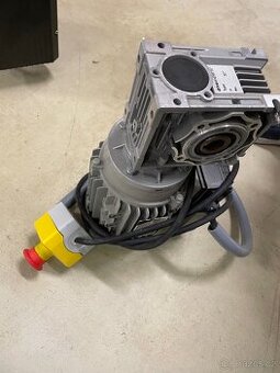 Elektromotor s šnekovou převodovkou a nouzovým vypínačem