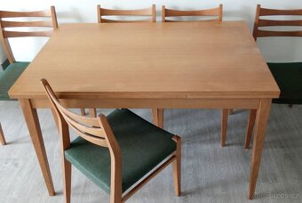 Jídelní rozkládací stůl dřevěný