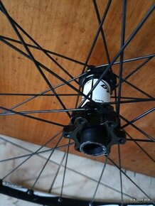 DT Swiss spline 27,5 přední kolo osa 15x100