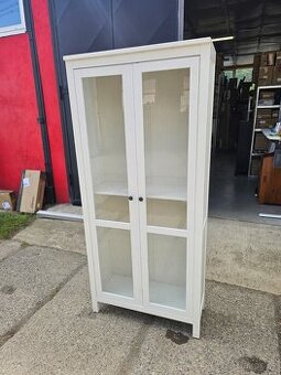 HEMNES VITRÍNA ...