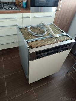 Daruji za odvoz starší funkční vestavěnou myčku