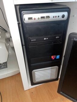 Počítač s monitorem