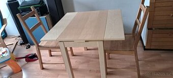 Rozkládací jídelní stůl a dve židle Ikea