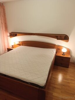Masivní manželská postel, noční stolky, poličky