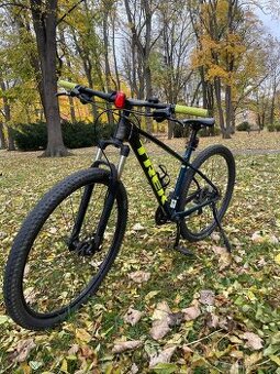 Trek Marlin 5 + vylepšené pedály (cena dohodou)