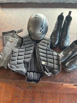 Bezpečnostní vesta na koně, 2x boty, helma, chapsy - dětské