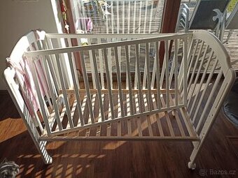 Dětská devěná postýlka se stahovacím bokem s kolečkama