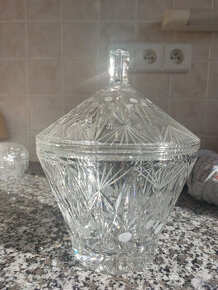 Broušená křišťálová dóza