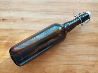 Staré retro nádobí, obří pivní láhev - starožitný vzhled