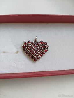 Stříbrné šperky s českým granátem