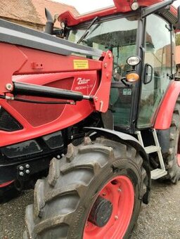 Traktor Zetor Proxima Z110 s čelním nakladačem.