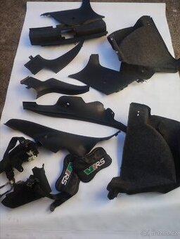 Škoda Fabia RS - černé plasty interiéru, zadní reproduktory