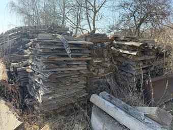 Dubové a modřínové odřezky rovnané