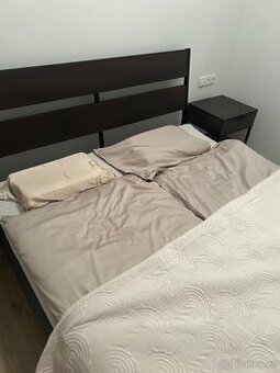 Postel s roštem a nočními stolky